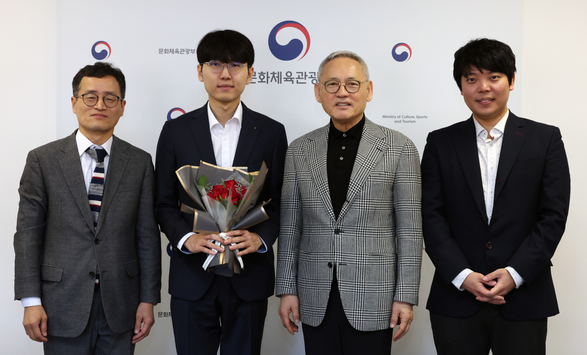 ▲유인촌 문화체육관광부 장관이 26일 서울 종로구 국립현대미술관 서울관에서 신진서 9단과 홍민표 감독을 만나 기념 촬영하고 있다. (연합뉴스)