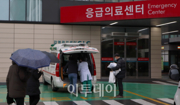 ▲사진은 기사 내용과 관련 없음. 서울의 한 대학병원에서 관계자들이 환자를 구급차에 태우고 있다. 신태현 기자 holjjak@
