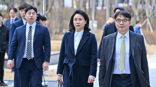 ▲ 2022년 제20대 대통령 선거와 관련한 공직선거법 위반 혐의로 재판에 넘겨진 이재명 더불어민주당 대표의 배우자 김혜경 씨가 26일 오후 수원지방법원에서 열린 첫 재판에 출석하기 위해 법원으로 이동하고 있다. (연합뉴스)