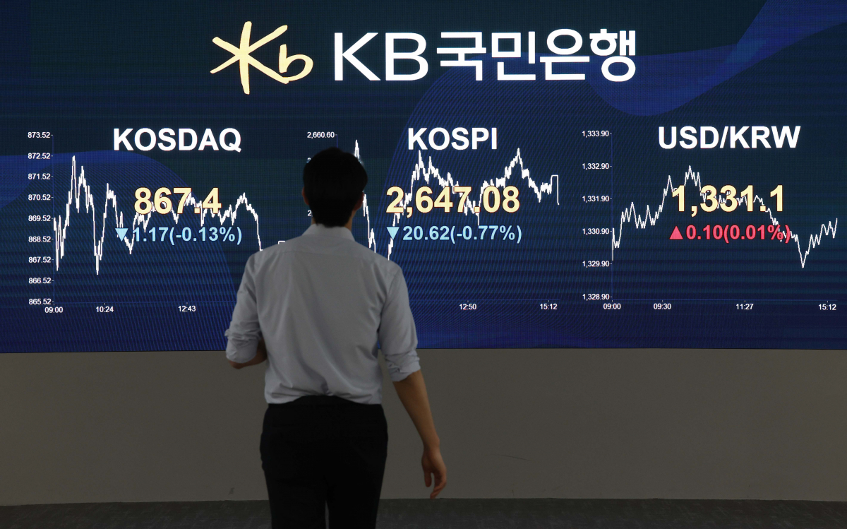 ▲코스피가 정부의 기업 밸류업 지원방안이 공개된 26일 2640대로 후퇴한 채 장을 마쳤다. 이날 서울 여의도 KB국민은행 스마트딜링룸 전광판에 코스피 지수가 전 거래일 대비 20.62포인트(0.77%) 내린 2647.08을 나타내고 있다. 신태현 기자 holjjak@