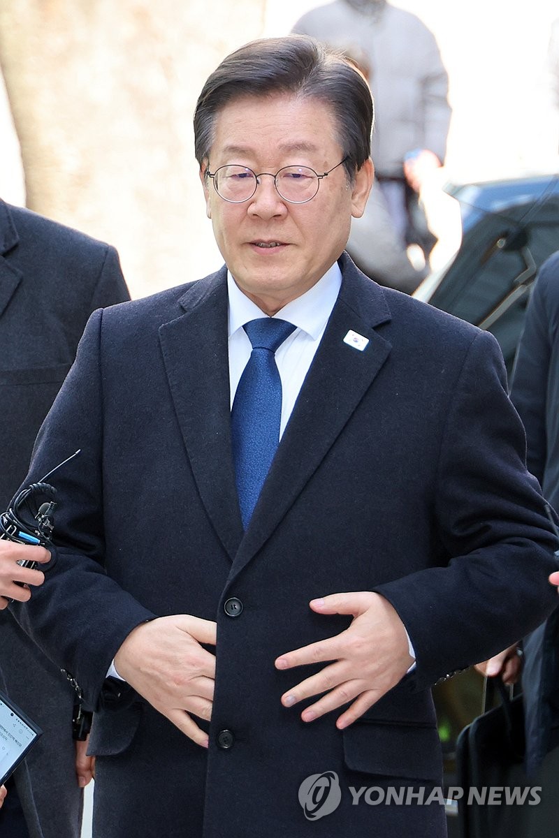 ▲이재명 더불어민주당 대표가 26일 오후 서울 서초구 서울중앙지법에서 열린 공직선거법 위반 혐의 관련 1심 공판에 출석하고 있다 (연합뉴스)