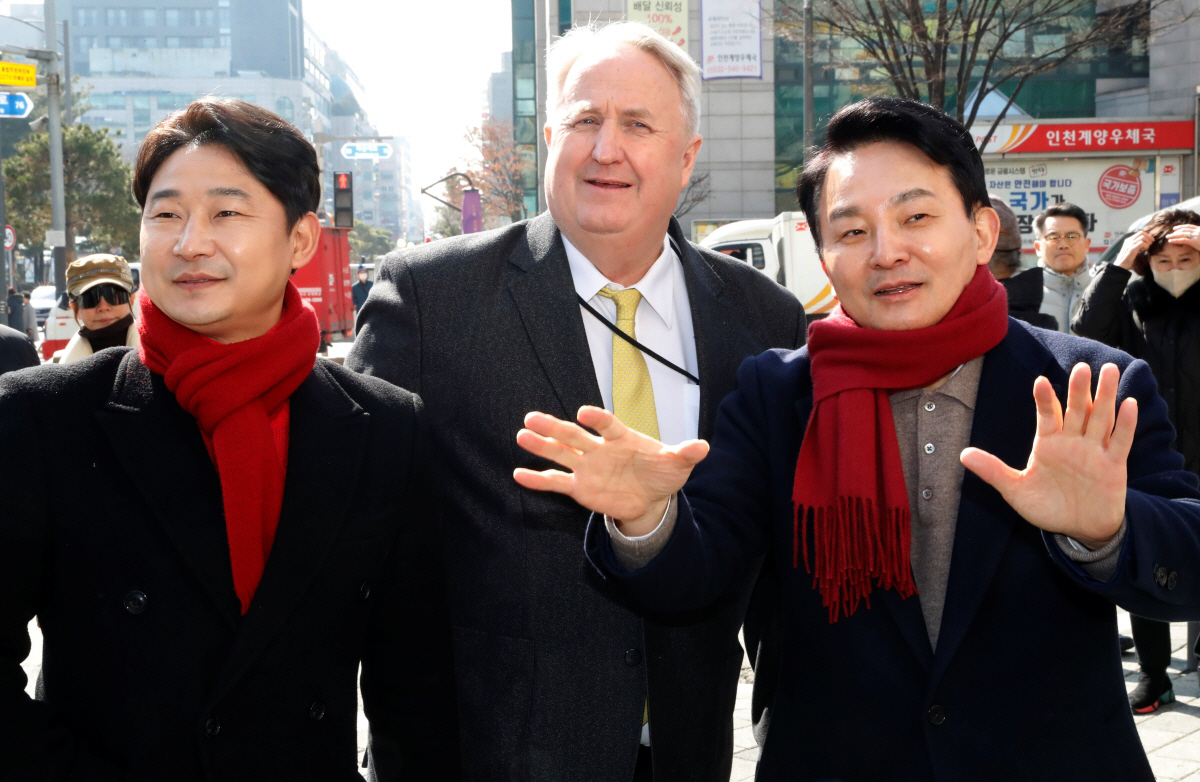 ▲원희룡 전 국토교통부 장관과 인요한 전 국민의힘 혁신위원장, 이천수 후원회장이 26일 오전 인천 계양구 한 거리에서 시민들의 지지를 호소하고 있다. (뉴시스)
