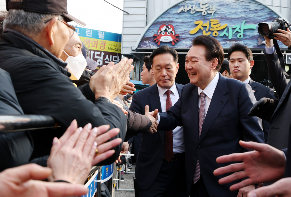 ▲윤석열 대통령이 26일 충남 서산 동부 전통시장을 찾아 시민과 상인들에게 인사하고 있다. (연합뉴스)