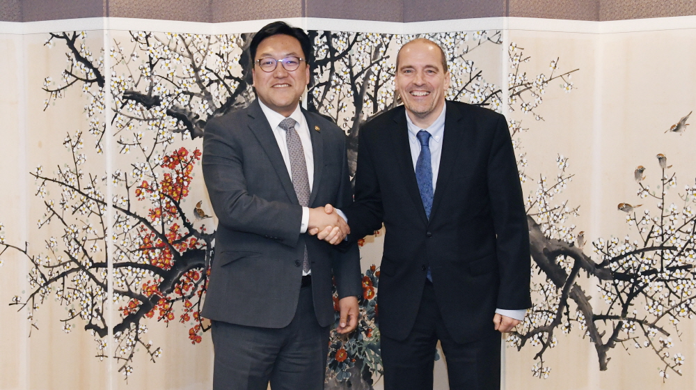 ▲김병환 기획재정부 1차관이 26일 정부서울청사에서 이안 린넬(Ian Linnell) 피치(Fitch) 대표와 악수하며 기념촬영을 하고 있다. (사진제공=기획재정부)