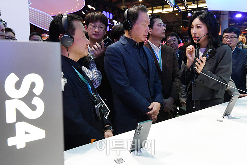 ▲최태원(가운데) SK 회장과 노태문 삼성전자 MX부문 사업부장(사장)이 세계 최대 이동통신 전시회 모바일 월드 콩그레스(MWC) 2024가 개막한 26일(현지시간) 스페인 바르셀로나 피라 그란 비아 전시장에서 삼성전자 부스를 둘러보고 있다. 사진공동취재단