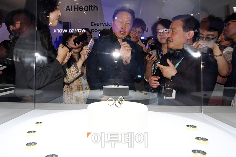 ▲최태원(가운데) SK 회장과 노태문 삼성전자 MX부문 사업부장(사장)이 세계 최대 이동통신 전시회 모바일 월드 콩그레스(MWC) 2024가 개막한 26일(현지시간) 스페인 바르셀로나 피라 그란 비아 전시장에서 삼성전자 부스의 '갤럭시 링'을 살펴보고 있다. 사진공동취재단