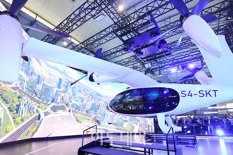 ▲최태원 SK 회장이 세계 최대 이동통신 전시회 모바일 월드 콩그레스(MWC) 2024가 개막한 26일(현지시간) 스페인 바르셀로나 피라 그란 비아 전시장에서 SKT 부스에서 UAM에 탑승하고 있다. 사진공동취재단