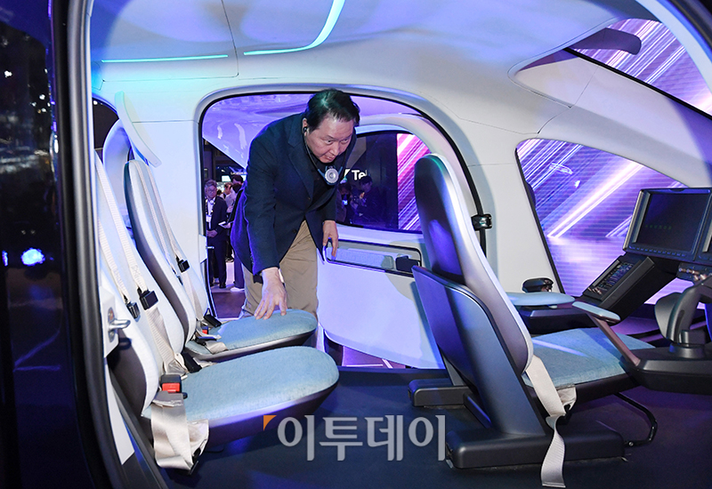 ▲최태원 SK 회장이 세계 최대 이동통신 전시회 모바일 월드 콩그레스(MWC) 2024가 개막한 26일(현지시간) 스페인 바르셀로나 피라 그란 비아 전시장에서 SKT 부스에서 UAM에 탑승하고 있다. 사진공동취재단