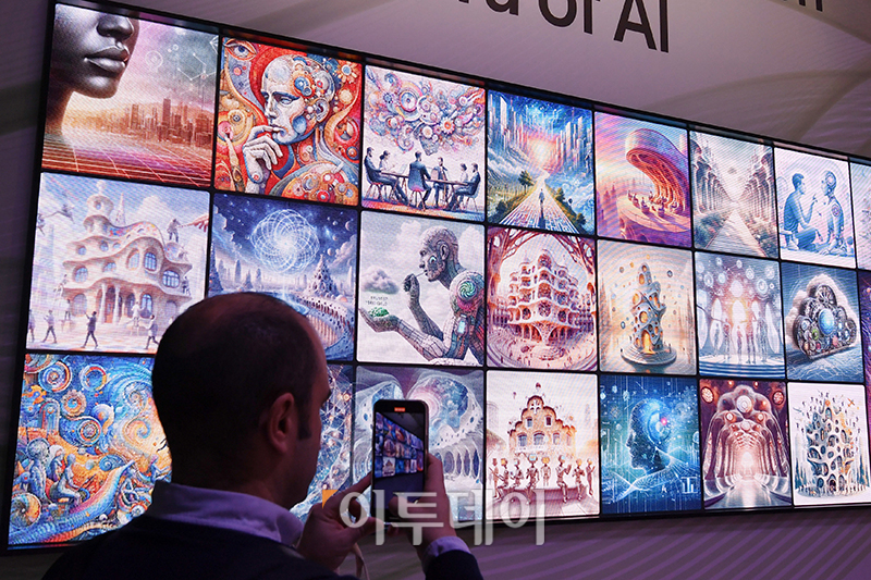 ▲세계 최대 이동통신 전시회 '모바일 월드 콩그레스(MWC) 2024'가 개막한 26일(현지시간) 스페인 바르셀로나 피라 그란 비아 전시장을 찾은 관람객들이 전시를 관람하고 있다. 사진공동취재단