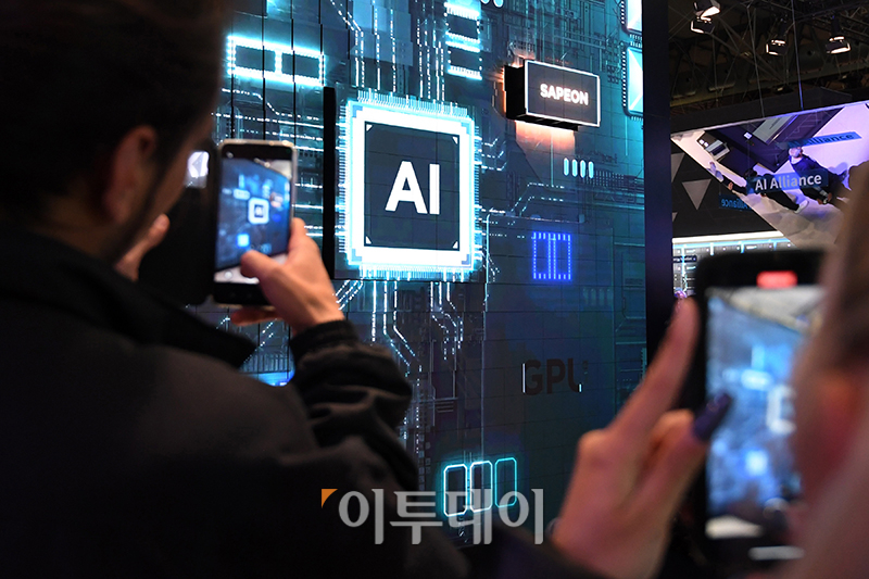 ▲세계 최대 이동통신 전시회 '모바일 월드 콩그레스(MWC) 2024'가 개막한 26일(현지시간) 스페인 바르셀로나 피라 그란 비아 전시장을 찾은 관람객들이 SKT 부스의 전시를 관람하고 있다. 사진공동취재단