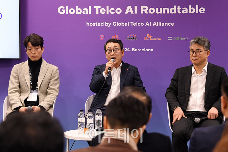 ▲유영상 SK텔레콤 대표가 26일(현지시간) 스페인 바르셀로나 피라 그란 비아 전시장에서 열린 모바일 월드 콩그레스(MWC) 2024에서 CEO 기자설명회를 하고 있다. 왼쪽부터 김용훈 SK텔레콤 AI서비스사업부장, 유 대표, 정석근 글로벌·AI 테크사업부 부사장. 사진공동취재단