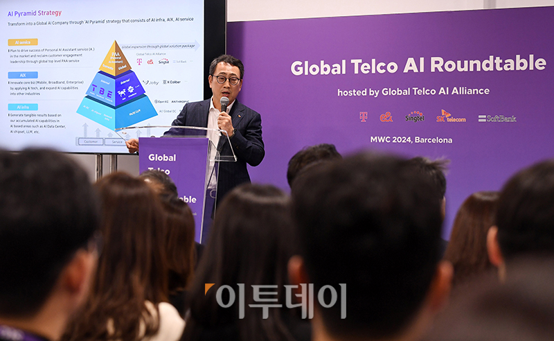 ▲유영상 SK텔레콤 대표가 26일(현지시간) 스페인 바르셀로나 피라 그란 비아 전시장에서 열린 모바일 월드 콩그레스(MWC) 2024에서 CEO 기자설명회를 하고 있다. 사진공동취재단