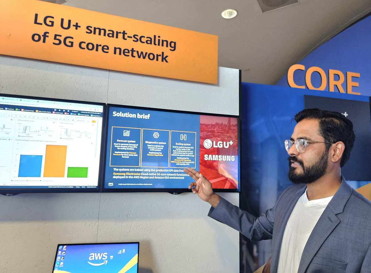 ▲MWC2024 AWS 전시관에서 자동화 기술을 AWS 엔지니어들이 소개하고 있다. (사진제공=LG유플러스)