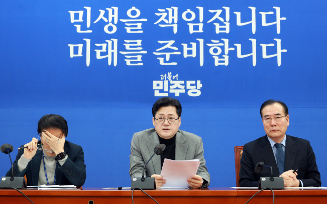 ▲더불어민주당 홍익표 원내대표가 27일 오전 서울 국회에서 열린 더불어민주당 원내대책회의에서 발언하고 있다.  (연합뉴스)