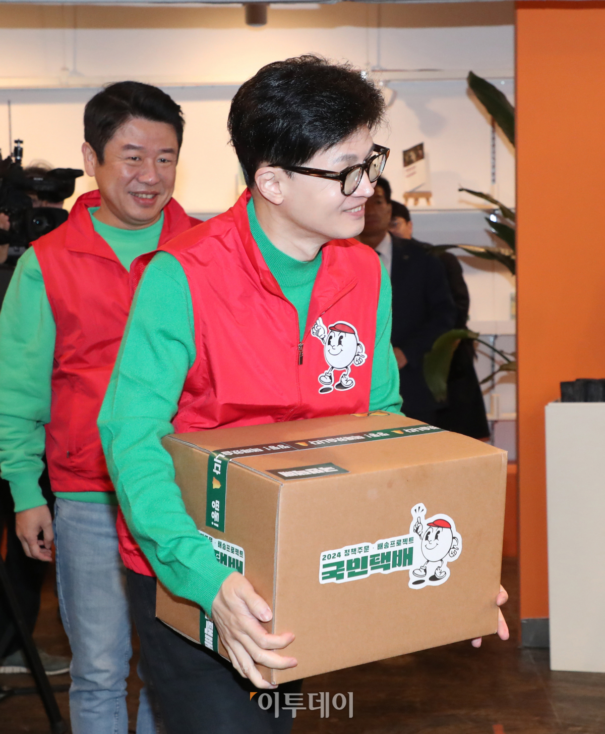 ▲한동훈 국민의힘 비상대책위원장이 27일 서울 성동구의 한 북카페에서 열린 기후 미래 택배 공약 발표에서 국민택배 상자를 들고 입장하고 있다. 조현호 기자 hyunho@