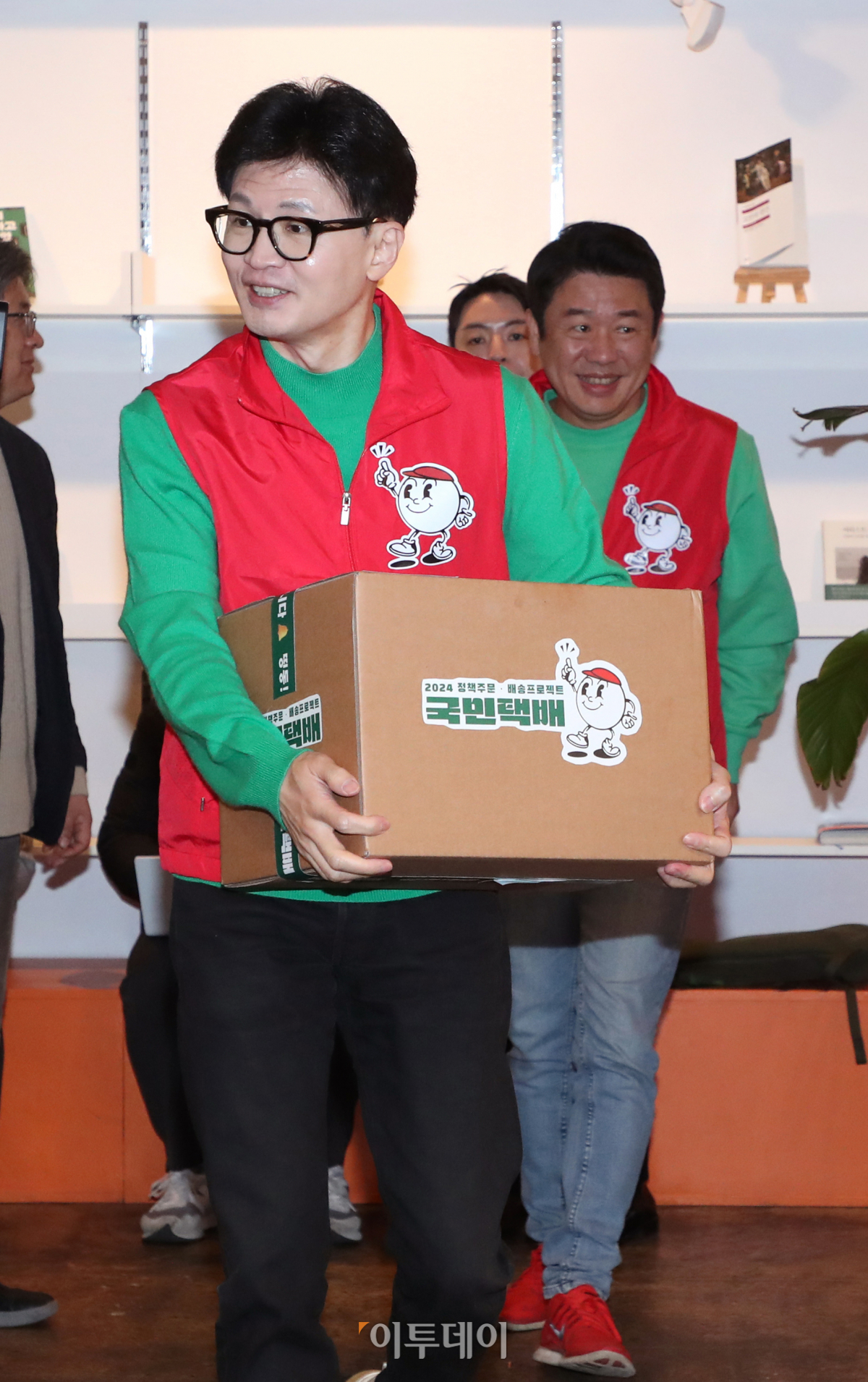 ▲한동훈 국민의힘 비상대책위원장이 27일 서울 성동구의 한 북카페에서 열린 기후 미래 택배 공약 발표에서 국민택배 상자를 들고 입장하고 있다. 조현호 기자 hyunho@