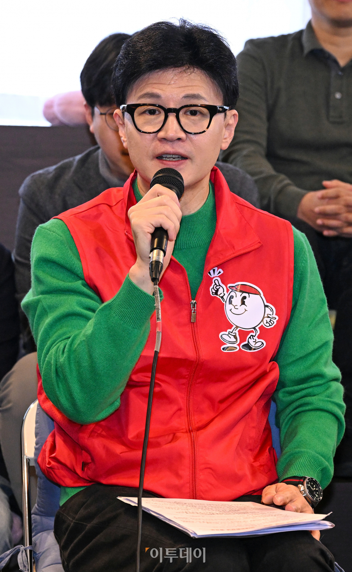 ▲한동훈 국민의힘 비상대책위원장이 27일 서울 성동구의 한 북카페에서 기후 미래 택배 현장 공약을 발표하고 있다. 조현호 기자 hyunho@