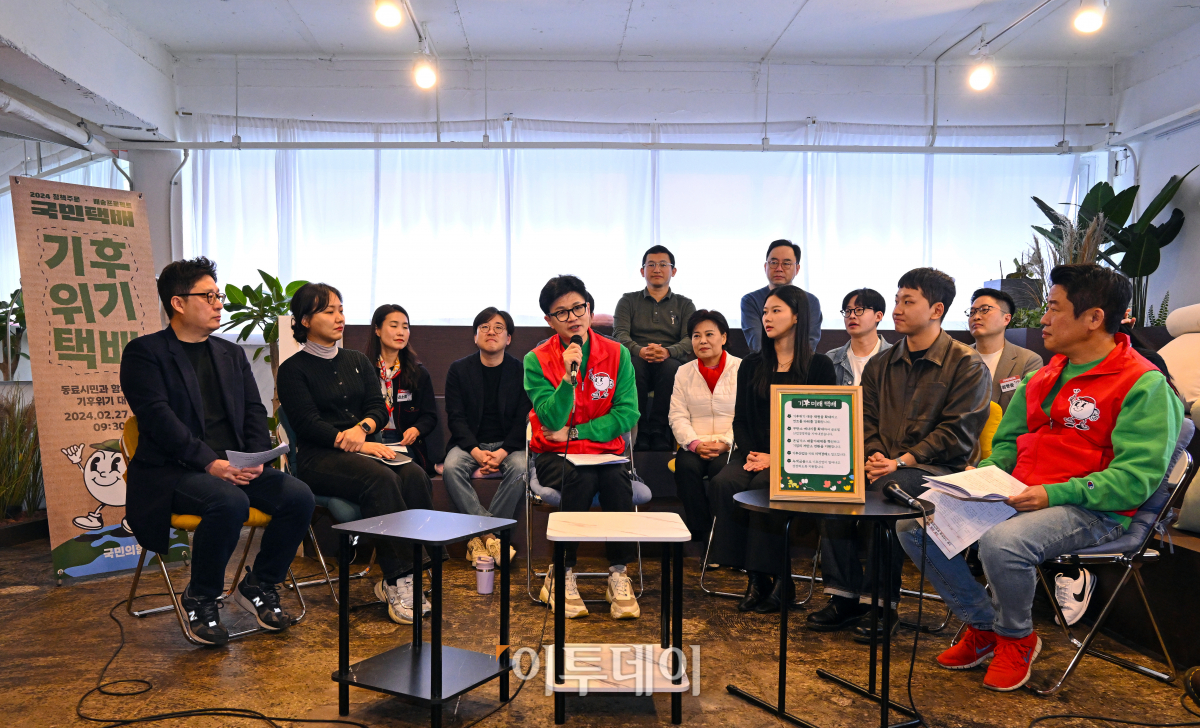 ▲한동훈 국민의힘 비상대책위원장이 27일 서울 성동구의 한 북카페에서 기후 미래 택배 현장 공약을 발표하고 있다. 조현호 기자 hyunho@