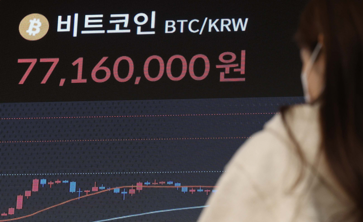 ▲비트코인 가격이 5만5000달러를 넘어서는 등 2년여 만에 최고치를 기록한 27일 서울 서초구 빗썸고객지원센터 전광판에 비트코인 등 가상자산 실시간 거래가격이 표시되고 있다. 신태현 기자 holjjak@