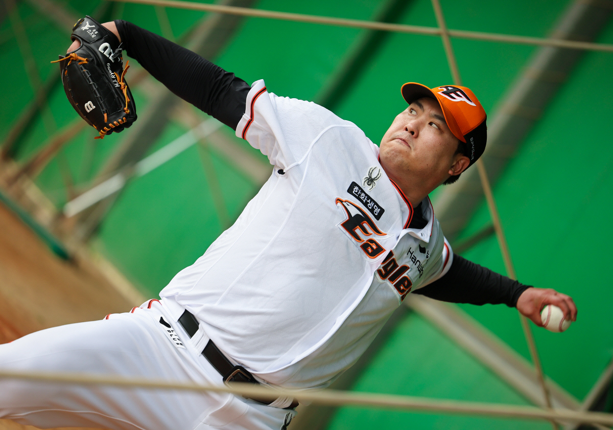 ▲류현진이 23일 일본 오키나와현 고친다 구장에서 열린 한화 이글스 2차 스프링캠프 훈련에서 불펜 피칭을 하고 있다. (연합뉴스)