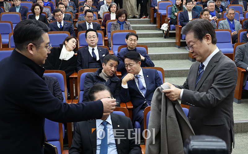 ▲이재명 더불어민주당 대표가 27일 서울 여의도 국회에서 열린 의원총회에 참석하고 있다. 고이란 기자 photoeran@