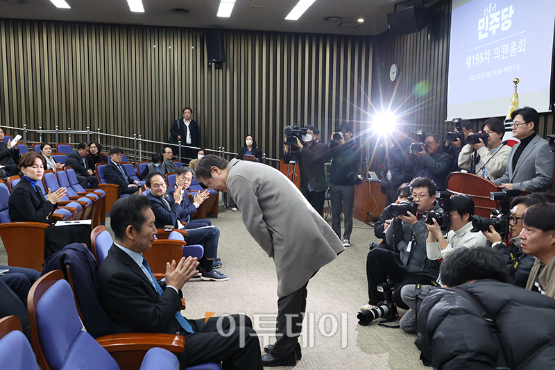 ▲이재명 더불어민주당 대표가 27일 서울 여의도 국회에서 열린 의원총회에 참석하고 있다. 고이란 기자 photoeran@