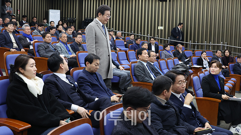 ▲이재명 더불어민주당 대표가 27일 서울 여의도 국회에서 열린 의원총회에 참석하고 있다. 고이란 기자 photoeran@