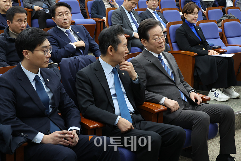 ▲이재명 더불어민주당 대표가 27일 서울 여의도 국회에서 열린 의원총회에 참석하고 있다. 고이란 기자 photoeran@