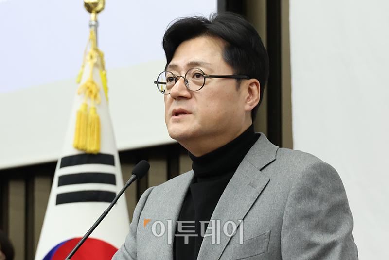 ▲홍익표 더불어민주당 원내대표가 27일 서울 여의도 국회에서 열린 의원총회에서 발언을 하고 있다. 고이란 기자 photoeran@