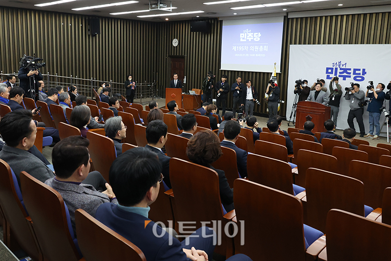 ▲홍익표 더불어민주당 원내대표가 27일 서울 여의도 국회에서 열린 의원총회에서 발언을 하고 있다. 고이란 기자 photoeran@