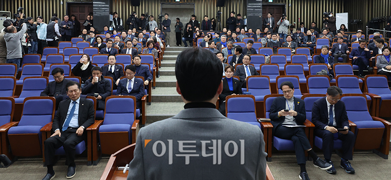 ▲27일 서울 여의도 국회에서 열린 더불어민주당 의원총회에서 홍익표 원내대표가 모두발언을 하는 가운데 의원들 좌석 곳곳이 비어있다. 고이란 기자 photoeran@