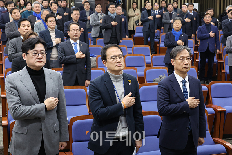 ▲홍익표(앞줄 왼쪽) 더불어민주당 원내대표가 27일 서울 여의도 국회에서 열린 의원총회에서 참석자들과 국민의례를 하고 있다. 고이란 기자 photoeran@