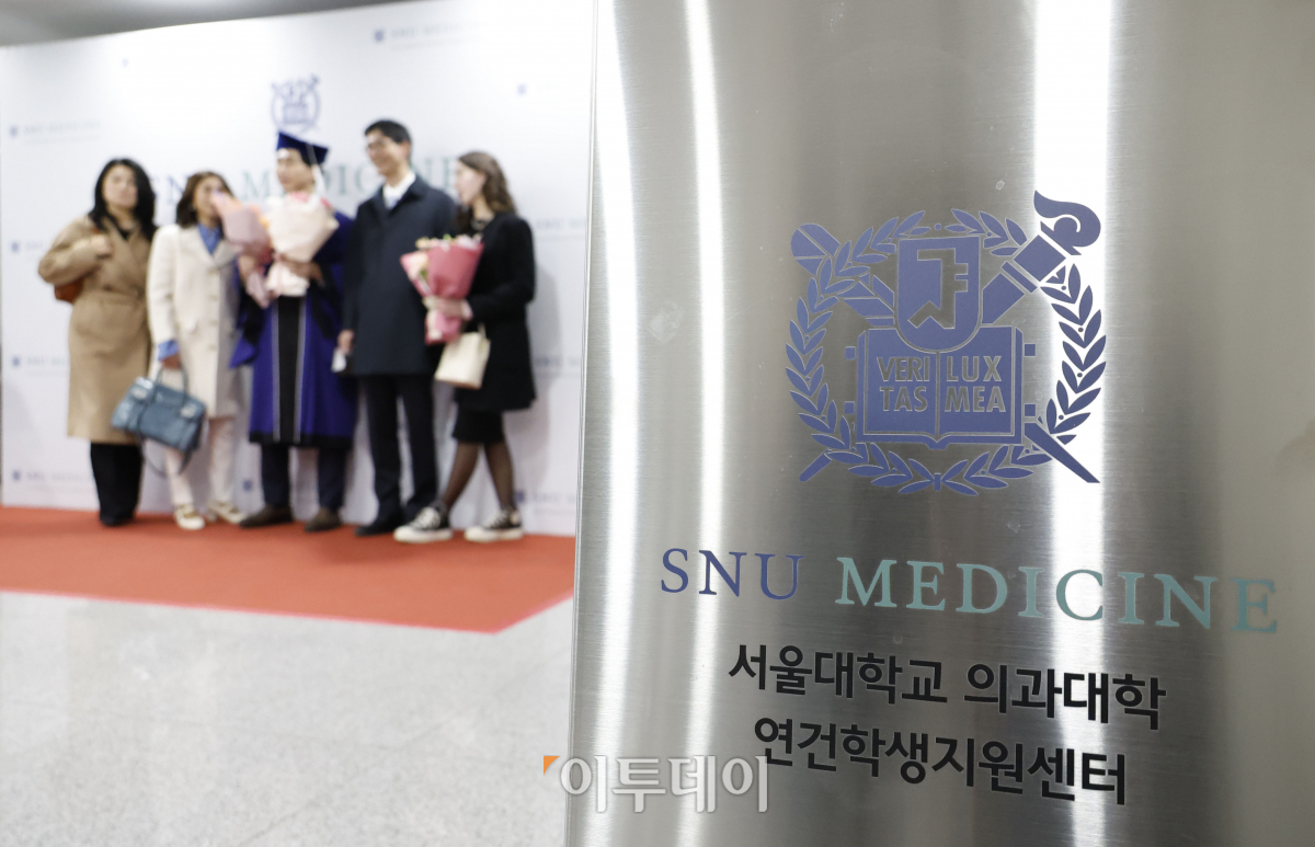 ▲27일 서울 종로구 서울대학교 연건캠퍼스 의과대학에서 열린 서울대학교 의과대학·대학원 제78회 전기학위수여식에서 학위복을 입은 학생과 가족들이 기념촬영을 하고 있다. 조현호 기자 hyunho@