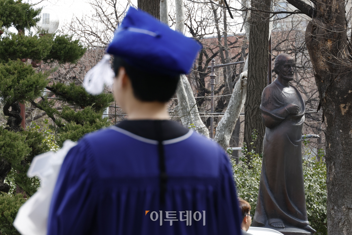 ▲27일 서울 종로구 서울대학교 연건캠퍼스 의과대학에서 열린 서울대학교 의과대학·대학원 제78회 전기학위수여식에서 학위복을 입은 학생이 히포크라테스 동상을 지나치고 있다. 조현호 기자 hyunho@