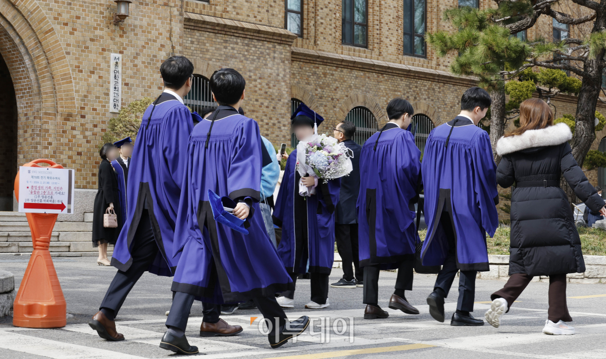 ▲27일 서울 종로구 서울대학교 연건캠퍼스 의과대학에서 열린 서울대학교 의과대학·대학원 제78회 전기학위수여식에서 학위복을 입은 학생들이 학위수여식에 참석하기 위해 이동하고 있다. 조현호 기자 hyunho@