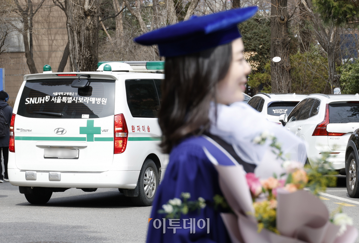 ▲27일 서울 종로구 서울대학교 연건캠퍼스 의과대학에서 열린 서울대학교 의과대학·대학원 제78회 전기학위수여식에서 학위복을 입은 학생이 기념촬영을 하고 있다. 조현호 기자 hyunho@