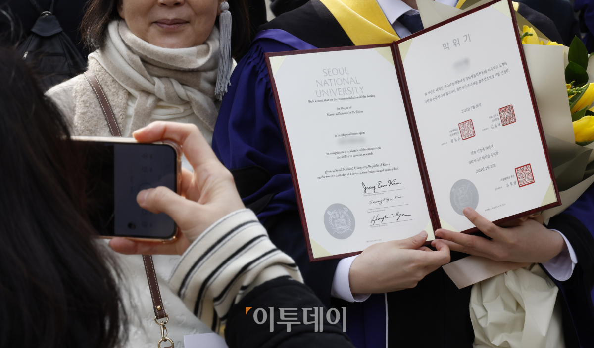 ▲27일 서울 종로구 서울대학교 연건캠퍼스 의과대학에서 열린 서울대학교 의과대학·대학원 제78회 전기학위수여식에서 학위복을 입은 학생들이 기념촬영을 하고 있다. 조현호 기자 hyunho@