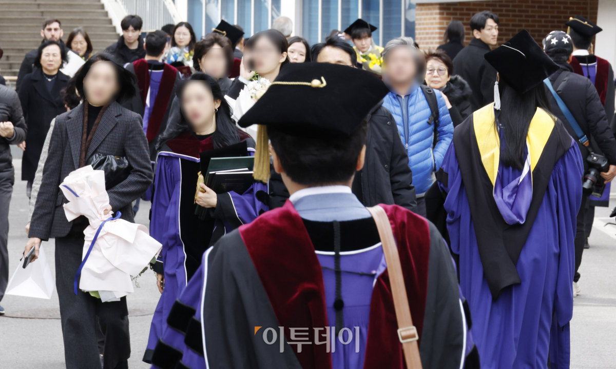 ▲27일 서울 종로구 서울대학교 연건캠퍼스 의과대학에서 열린 서울대학교 의과대학·대학원 제78회 전기학위수여식에서 학위수여식을 마친 학생들이 발걸음을 옮기고 있다. 조현호 기자 hyunho@