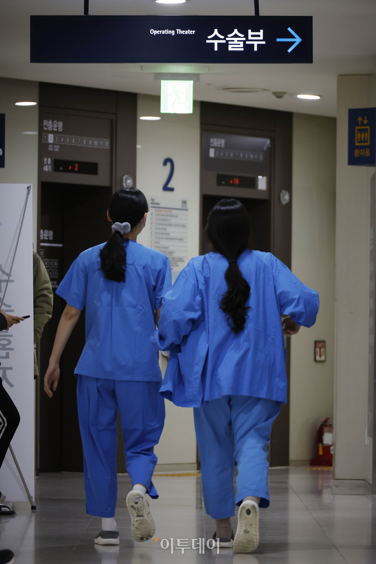 ▲정부가 전공의 이탈에 따른 의료 현장 공백을 최소화하기 위해 간호사에게 의사 업무 일부를 맡기는 간호사 업무 시범사업이 시작된 27일 서울 시내의 한 대학병원에서 간호사들이 발걸음을 옮기고 있다. 조현호 기자 hyunho@