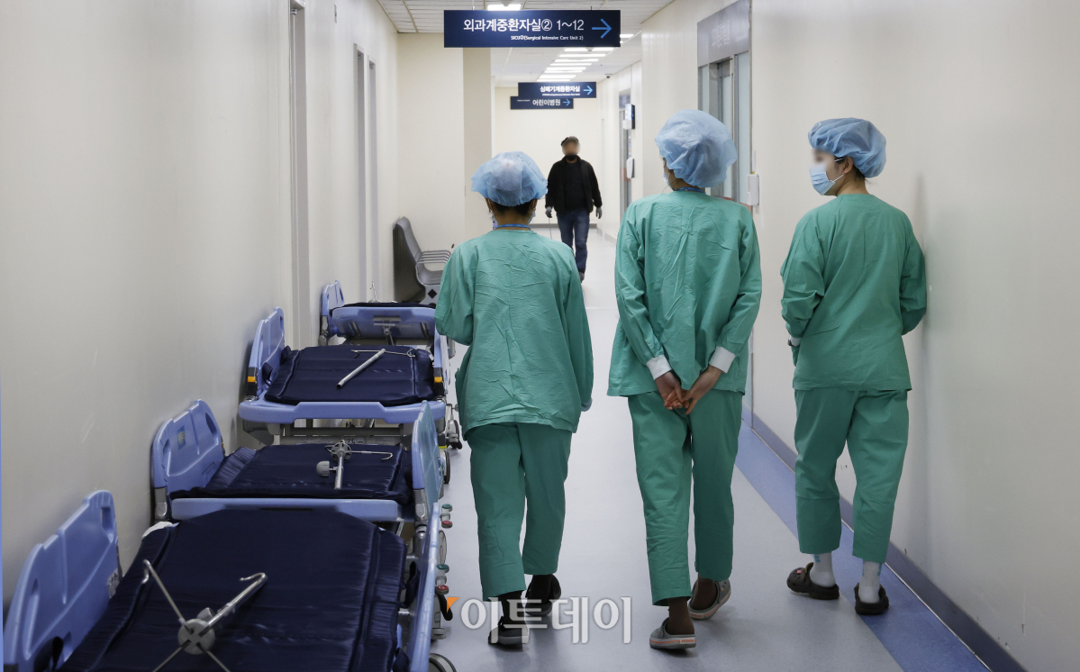 ▲정부가 전공의 이탈에 따른 의료 현장 공백을 최소화하기 위해 간호사에게 의사 업무 일부를 맡기는 간호사 업무 시범사업이 시작된 27일 서울 시내의 한 대학병원에서 간호사들이 발걸음을 옮기고 있다. 조현호 기자 hyunho@