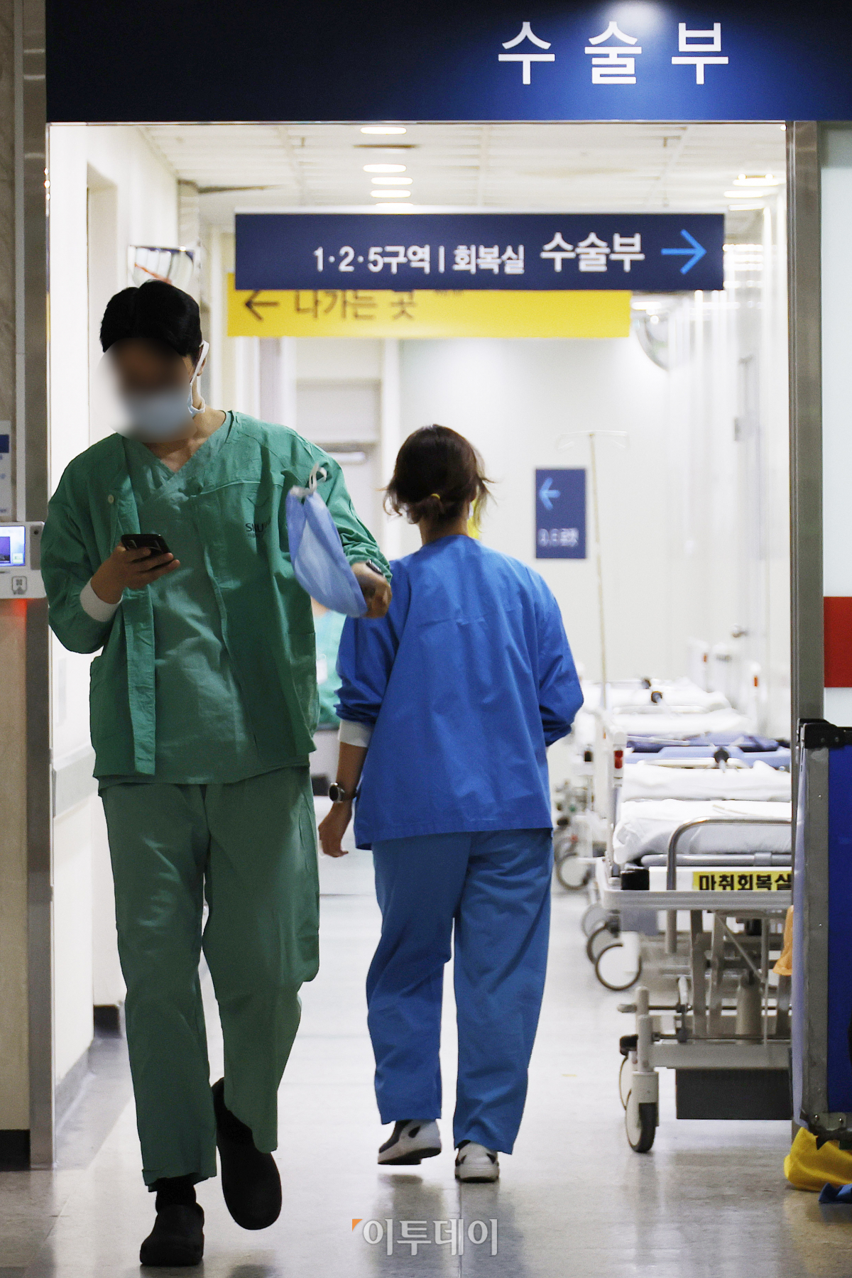 ▲정부가 전공의 이탈에 따른 의료 현장 공백을 최소화하기 위해 간호사에게 의사 업무 일부를 맡기는 간호사 업무 시범사업이 시작된 27일 서울 시내의 한 대학병원에서 의사와 간호사가 발걸음을 옮기고 있다. 조현호 기자 hyunho@