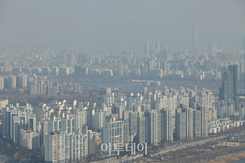 ▲서울 여의도 63스퀘어에서 바라본 서울 하늘이 뿌옇게 흐리다. 고이란 기자 photoeran@ 