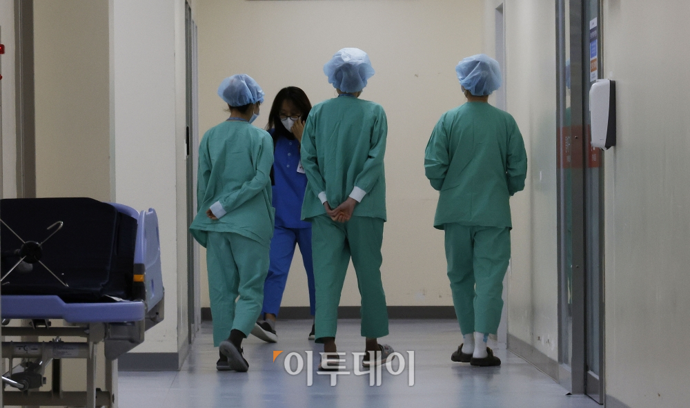 ▲서울 시내의 한 대학병원에서 간호사들이 발걸음을 옮기고 있다. 조현호 기자 hyunho@