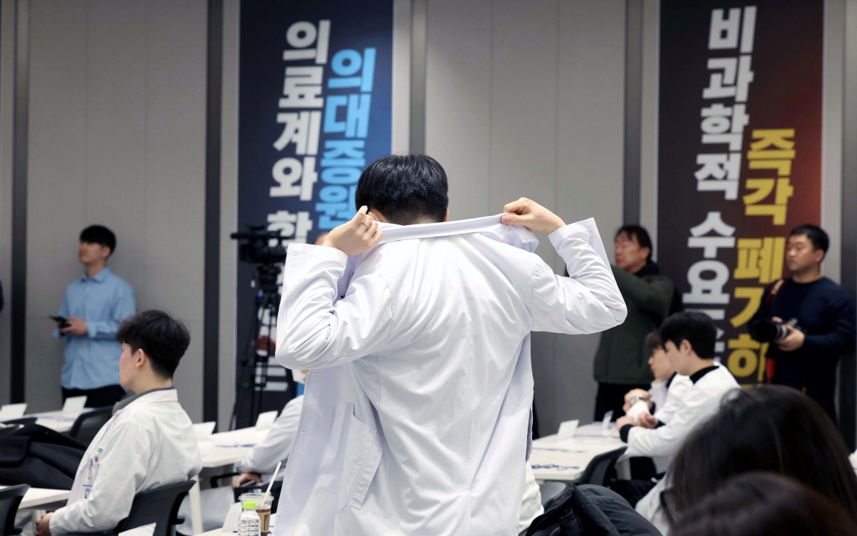 ▲정부의 의대 증원 방침에 반발, 사직서를 내고 근무 중단을 선언한 전공의 대표들이 20일 서울 용산구 대한의사협회 회관에서 열린 대한전공의협의회 긴급 임시대의원총회에 참석해 회의 시작을 기다리고 있다. (신태현 기자 holjjak@)