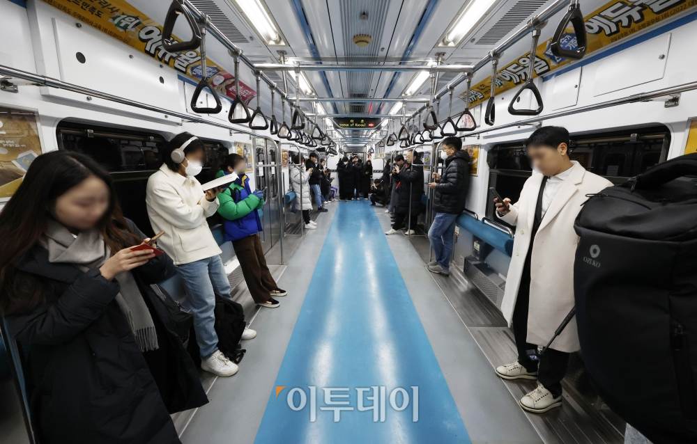 ▲서울시가 9호선 혼잡도를 개선하기 위해 다음 달 1일부터 신규 전동차 3편성을 증차한다. 조현호 기자 hyunho@