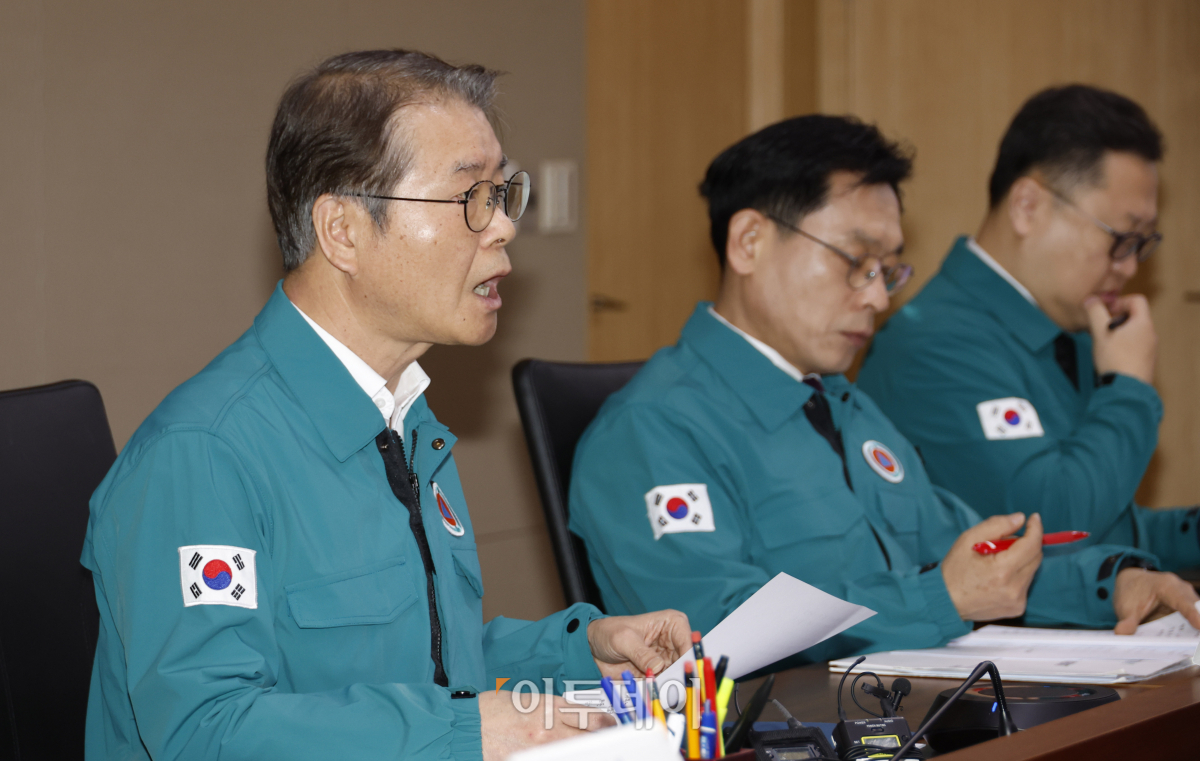 ▲이정식 고용노동부 장관이 28일 서울 중구 서울고용노동청에서 열린 의사 집단행동 대응 산재병원 비상진료대책 긴급점검회의에서 인사말을 하고 있다. 이날 복지공단·산재병원은 화상으로 회의에 참석했다. 조현호 기자 hyunho@