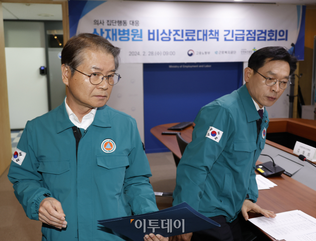 ▲이정식(왼쪽) 고용노동부 장관이 28일 서울 중구 서울고용노동청에서 열린 의사 집단행동 대응 산재병원 비상진료대책 긴급점검회의에 참석하고 있다. 조현호 기자 hyunho@