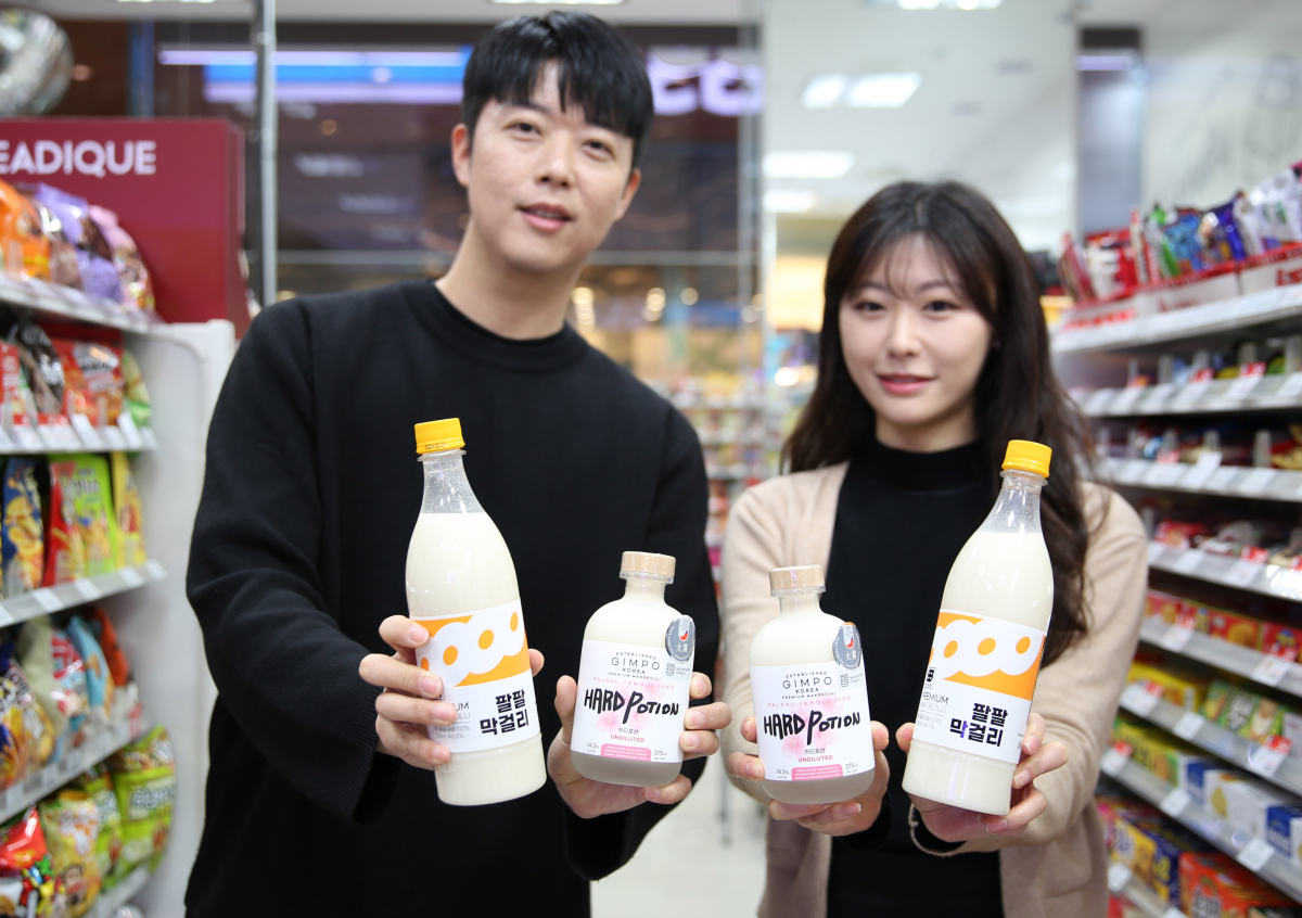 ▲GS25에서 모델이 힙걸리 프로젝트 2탄 상품 팔팔막걸리와 하드포션을 들고 포즈를 취하고 있다. (사진제공=GS리테일)