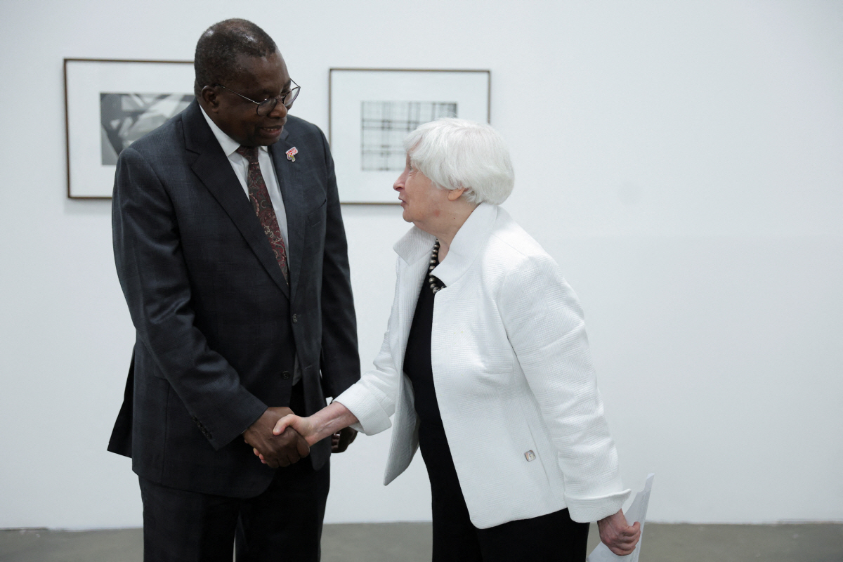▲재닛 옐런(오른쪽) 미국 재무장관과 알버트 무찬가 아프리카연합(AU) 집행위원이 27일(현지시간) G20 재무장관 회의가 열리는 브라질 상파울루에서 만나 악수를 하고 있다. 상파울루/로이터연합뉴스

