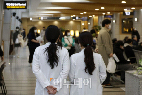▲서울의 한 대학병원에서 의료진들이 이동하고 있다. 조현호 기자 hyunho@
